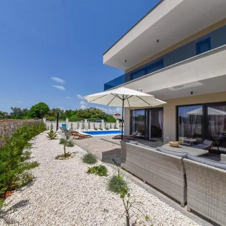 Sunrise With Outdoor Pool - Four Bedroom With Pool *