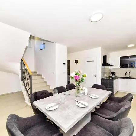 Sunrise With Outdoor Pool - 4 Bedroom & Pool Villa *