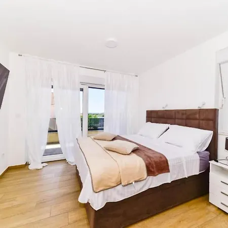 Sunrise With Outdoor Pool - 4 Bedroom & Pool *