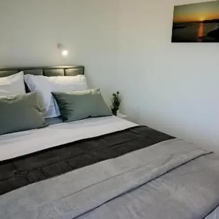 Sunrise With Outdoor Pool - 4 Bedroom & Pool * Šibenik