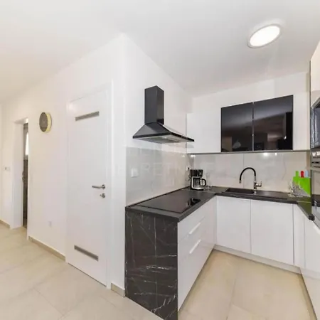 Villa Sunrise With Outdoor Pool - 4 Bedroom & Pool *