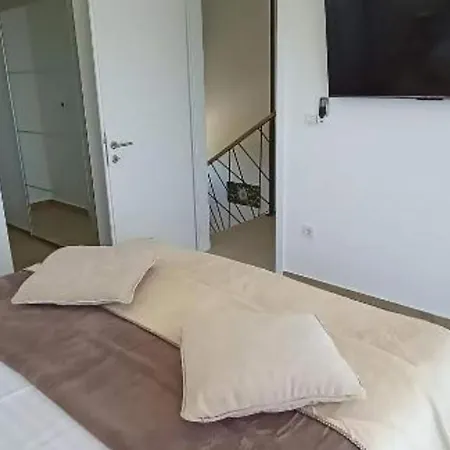 Villa Sunrise With Outdoor Pool - 4 Bedroom & Pool Šibenik