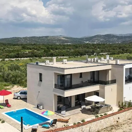 Sunrise With Outdoor Pool - 4 Bedroom & Pool Šibenik