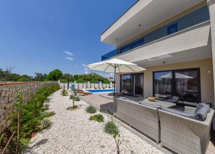 Sunrise With Outdoor Pool - 4 Bedroom & Pool *