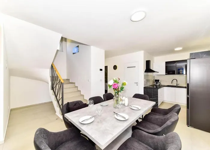 Sunrise With Outdoor Pool - 4 Bedroom & Pool וילה *