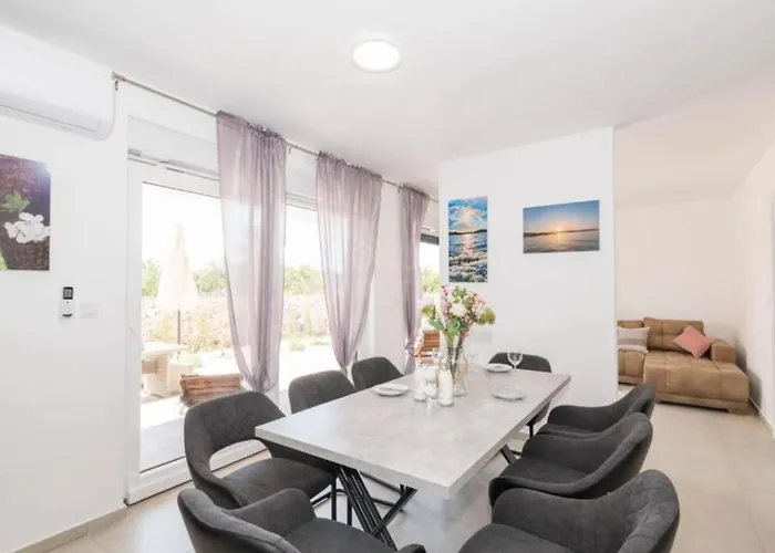 Sunrise With Outdoor Pool - 4 Bedroom & Pool שיבניק