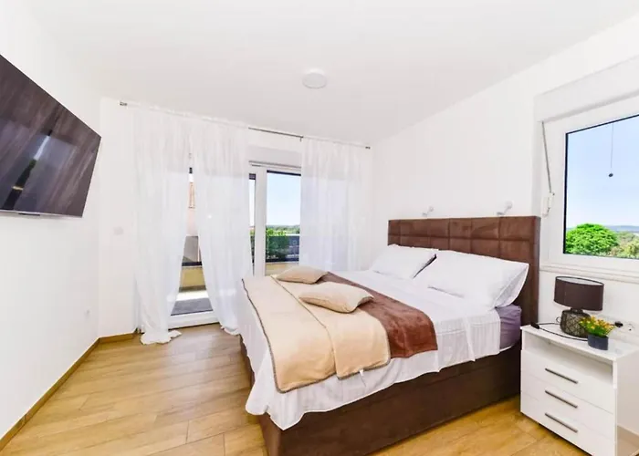 Sunrise With Outdoor Pool - 4 Bedroom & Pool *