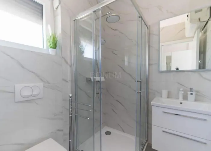 Sunrise With Outdoor Pool - 4 Bedroom & Pool שיבניק