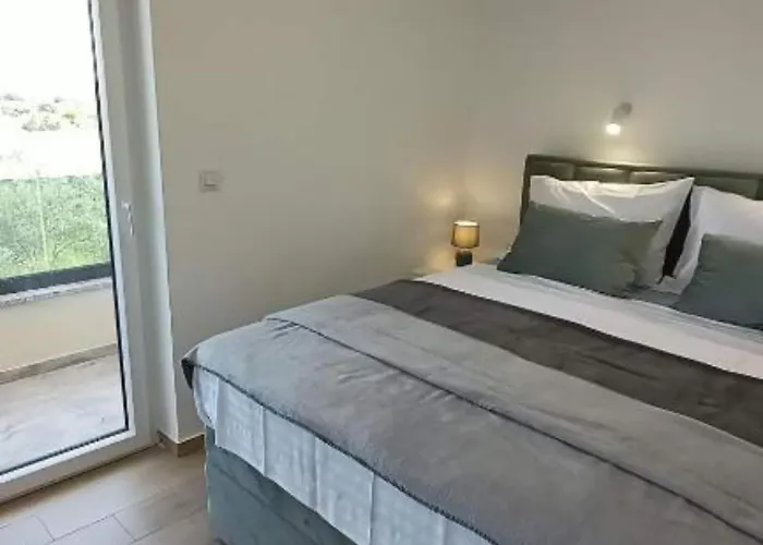 Sunrise With Outdoor Pool - 4 Bedroom & Pool שיבניק