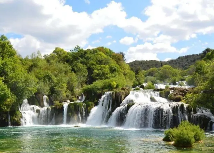 Sunrise With Outdoor Pool - 4 Bedroom & Pool שיבניק