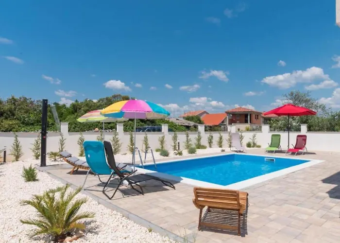 Sunrise With Outdoor Pool - 4 Bedroom & Pool וילה