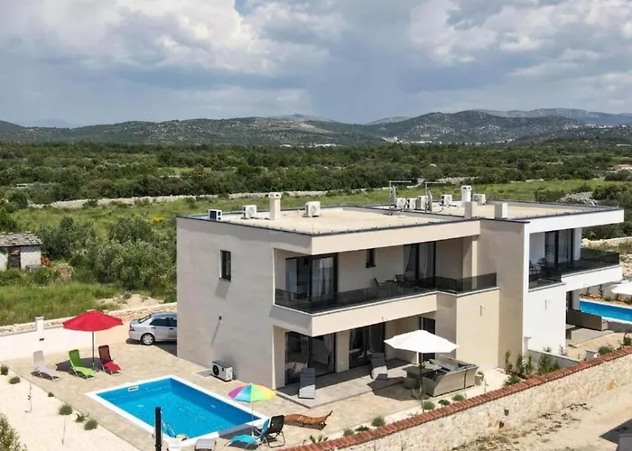 Sunrise With Outdoor Pool - 4 Bedroom & Pool שיבניק